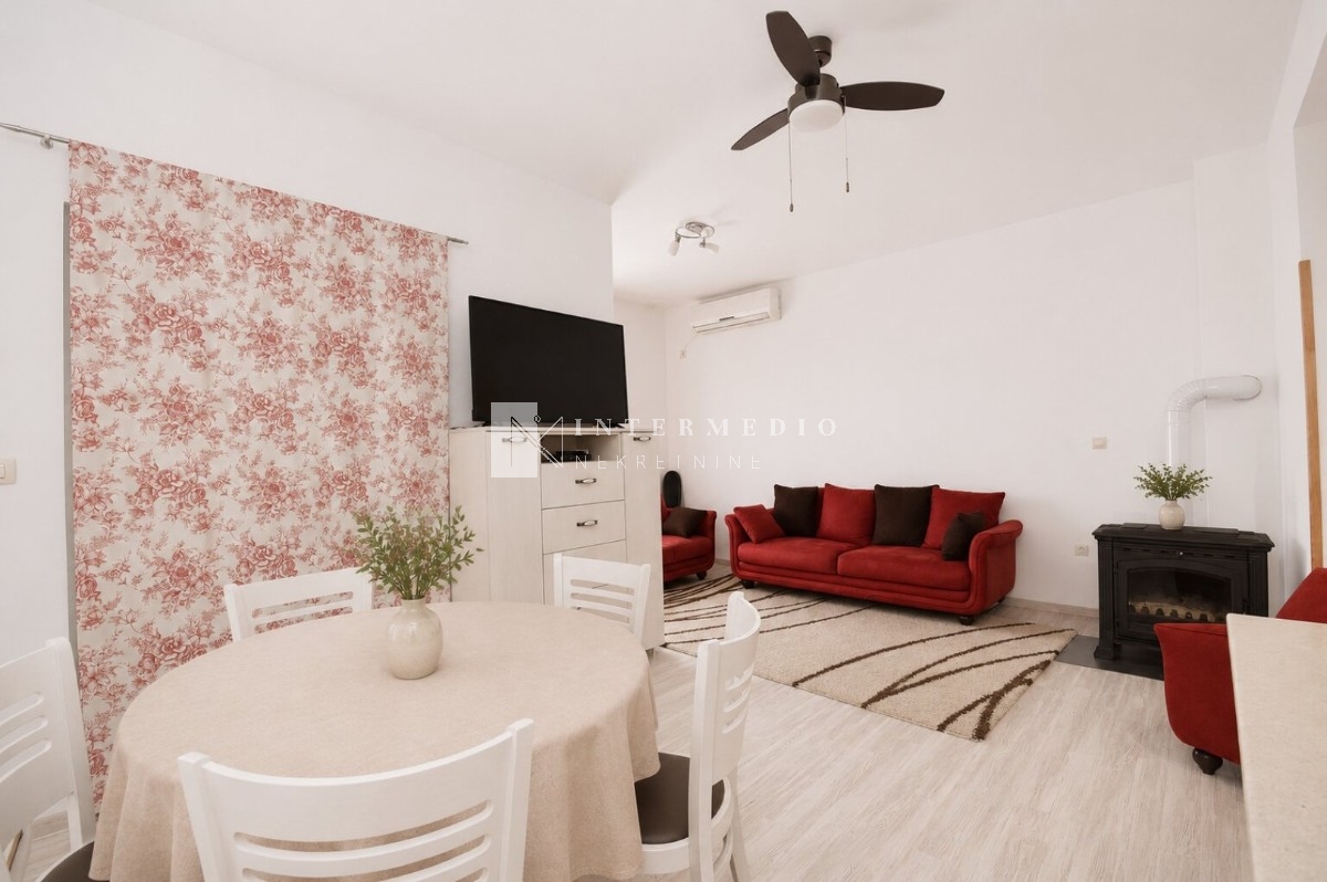 Na prodaju namješten duplex sa bazenom i pomoćnim objektom – Đenovići | 120 m² | 300 m od mora